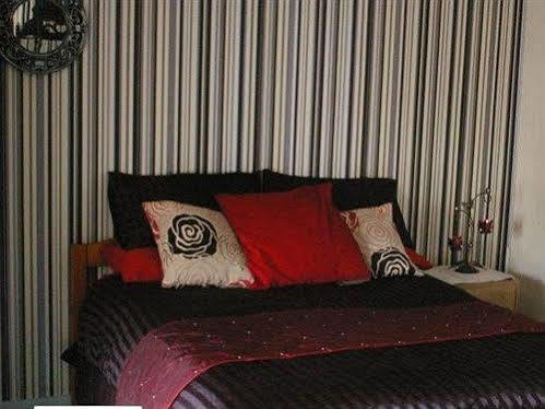 Holland Arms Hotel Gaerwen Екстериор снимка